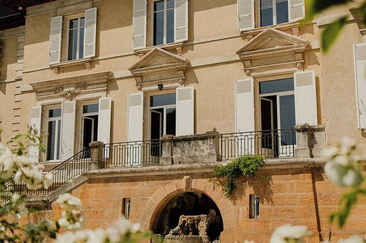 Chateau du Bost, rénové, piscine chauffée, Beaujolais in Blacé, Beaujolais