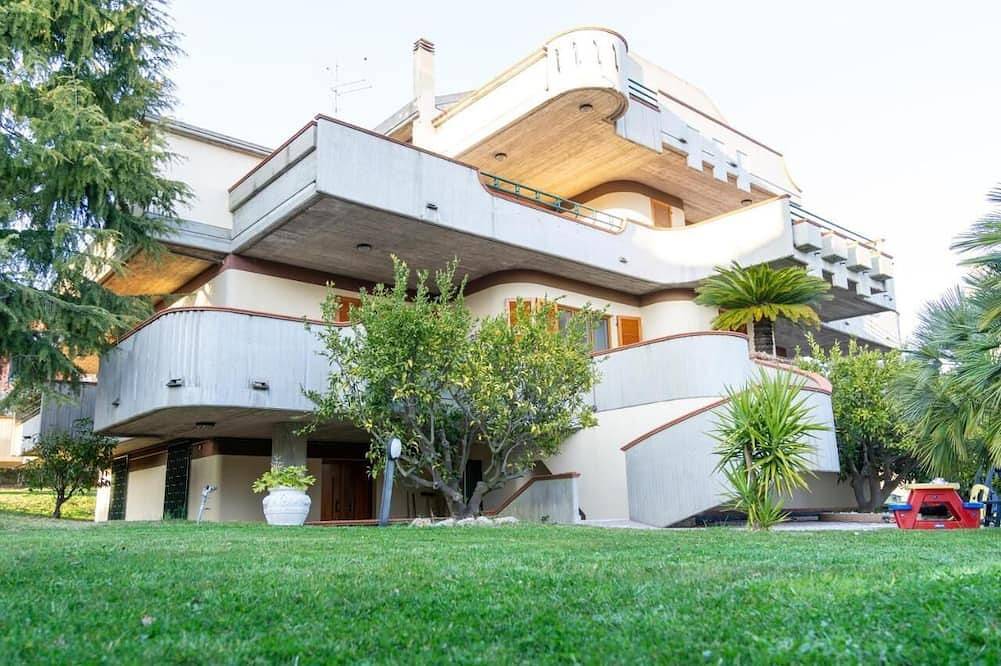 Villa Monaco: Double Room in Villa with Pool, Hot Tub in Mosciano Sant'Angelo, Teramo Province