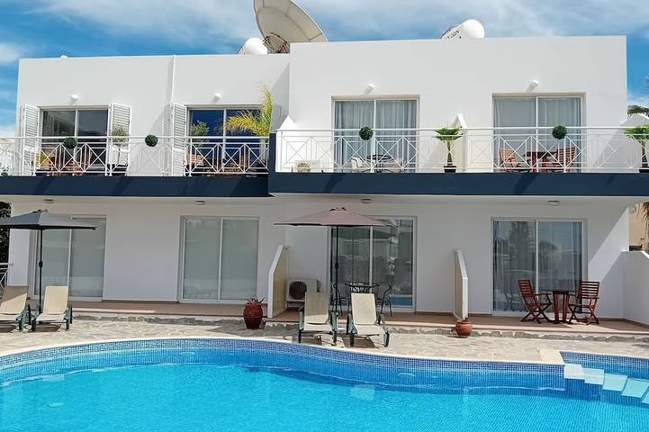 Holiday rental for 3 people, with pool and terrace in Kato Paphos