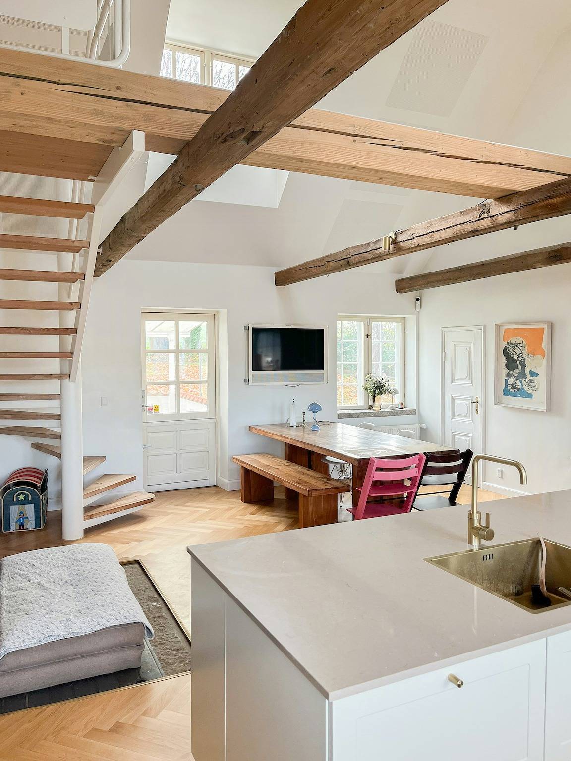 Historischer Bauernhof mit Blick auf die Kirche bei Randers in Randers