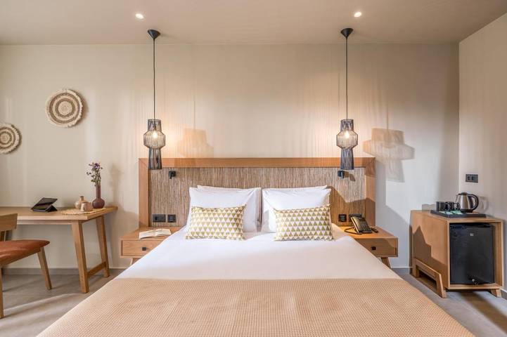 Hotel voor 3 personen, with zwembad and tuin as well as uitzicht in Koutouloufari