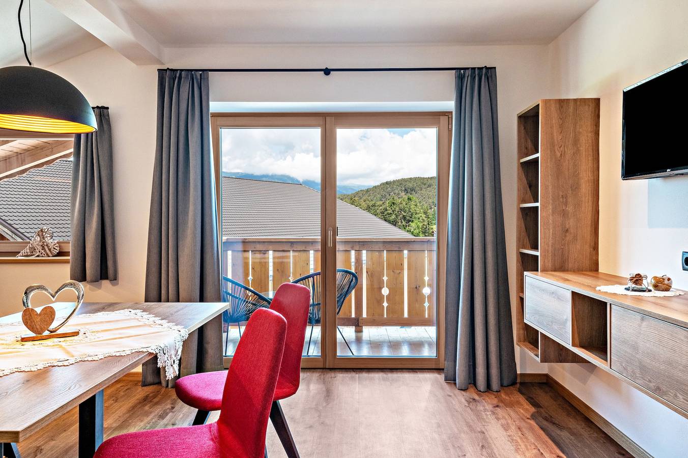 Entire apartment, Apartment "Morodeserhof Bühlen 2" with Mountain View, Terraces & Wi-Fi in Tiosels, Kastelruth