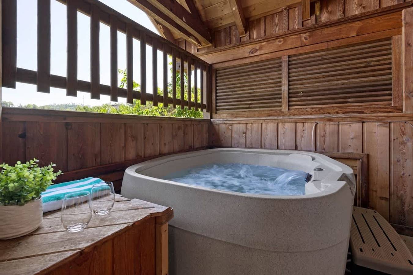 Ganze Wohnung, View Location Studio Log Cabin Hot Tub Fireplace in Pigeon Forge, Sevier County