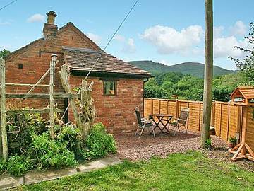 Log Cabin for 2 People in Malvern Wells, Worcestershire, Photo 4