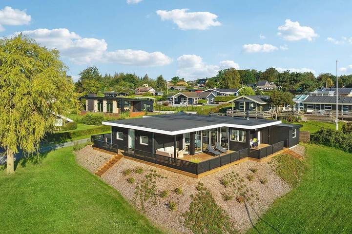 Ferienhaus für 8 Personen, mit Garten in Høll