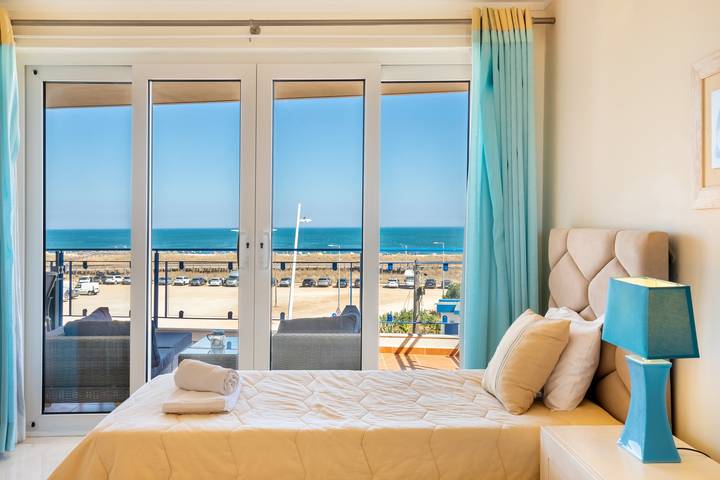 Apartamento para 5 personas, con Vistas al mar además de Terraza y Piscina en Meia Praia