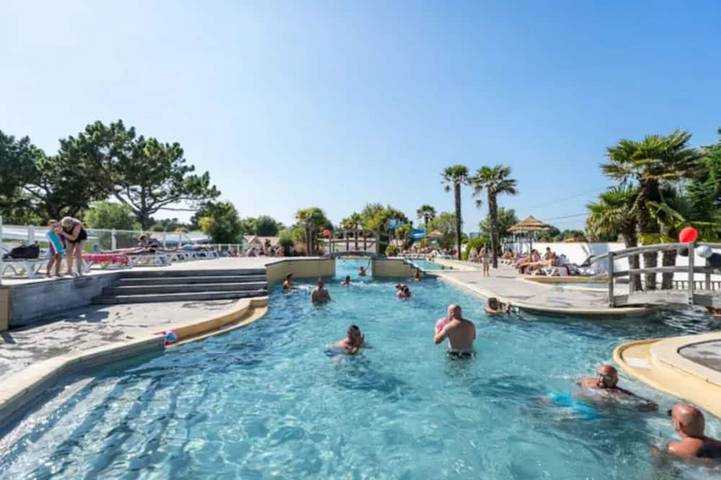 Gîte pour 4 personnes, avec Terrasse et Piscine dans Plage De La Paree Du Jonc - 4