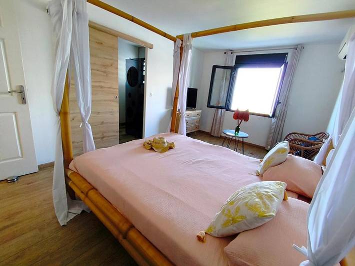 Chambre d’hôte pour 2 personnes, avec piscine ainsi que terrasse et vue