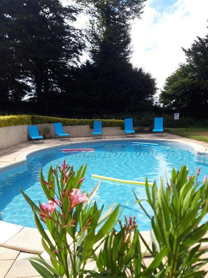 Location de vacances pour 20 personnes, avec vue sur le lac et piscine ainsi que jardin et vue à Langoëlan - 3