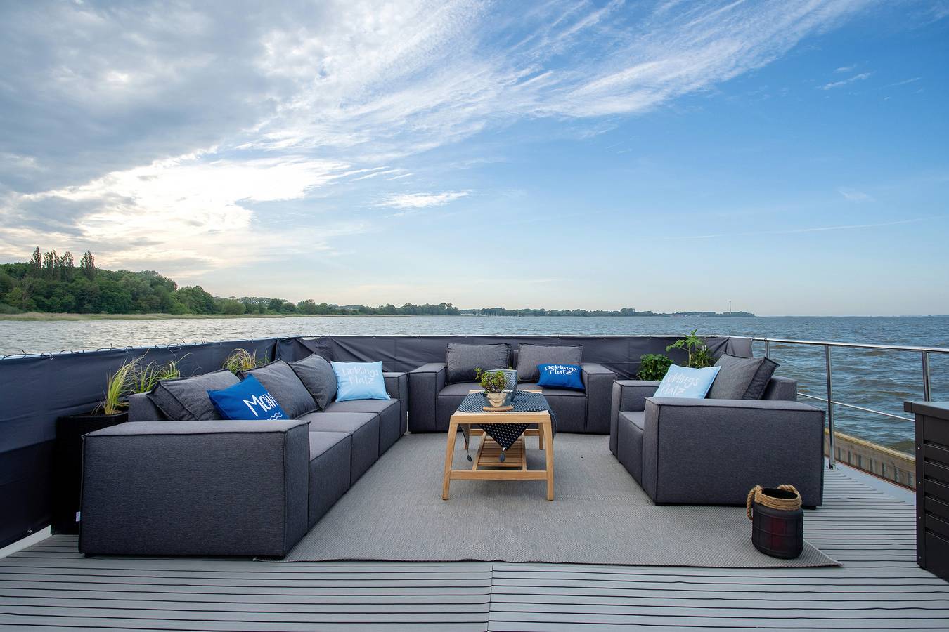 Hausboot Seeadler Stralsund con vistas al mar, terraza privada y sauna in Stralsund, Alrededores de Stralsund