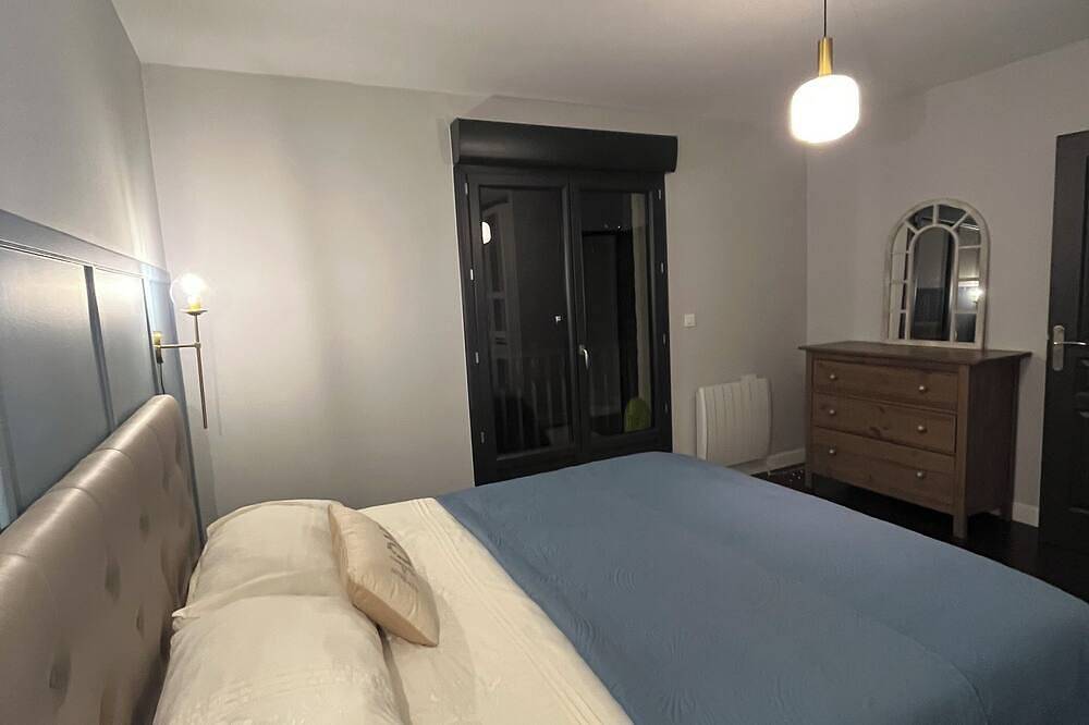 Entire apartment, In the heart of the Ossau valley renovated 3-bedroom apartment in Laruns, Béarn