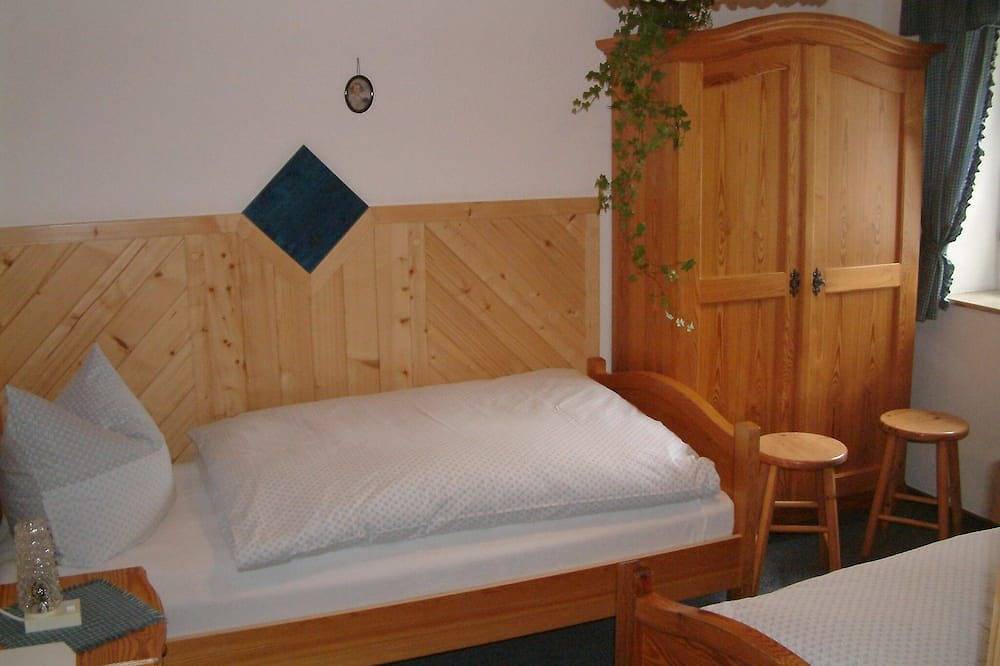 Ganze Wohnung, Ferienwohnung mit kleiner, überdachter Frühstücksterrasse in Absberg, Fränkisches Seenland