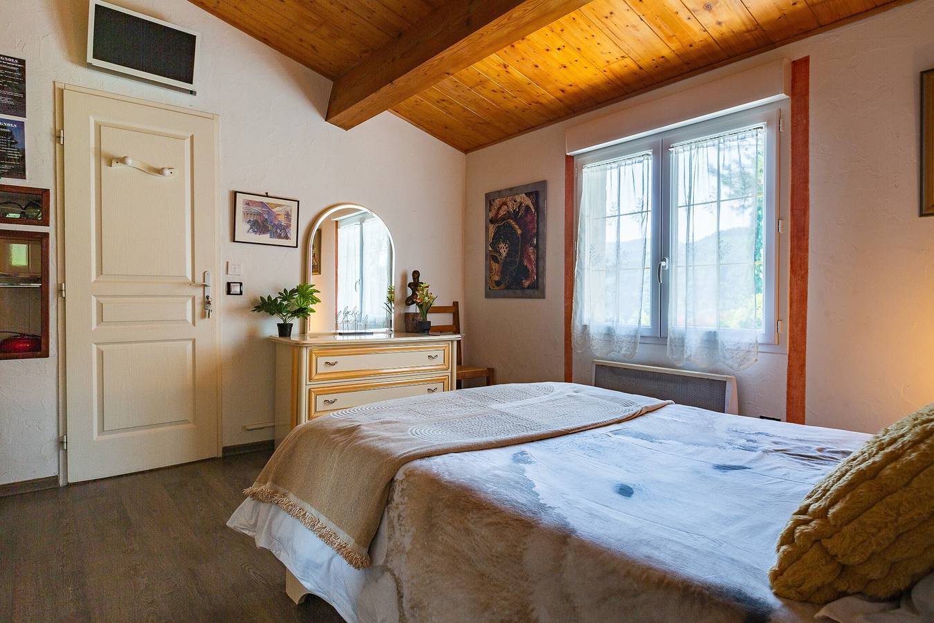 Bed & Breakfast 'Les Issignols' met Uitzicht op de Bergen, Wi-Fi en Airconditioning in Colombier-le-Vieux, Tournon-sur-Rhône en omgeving