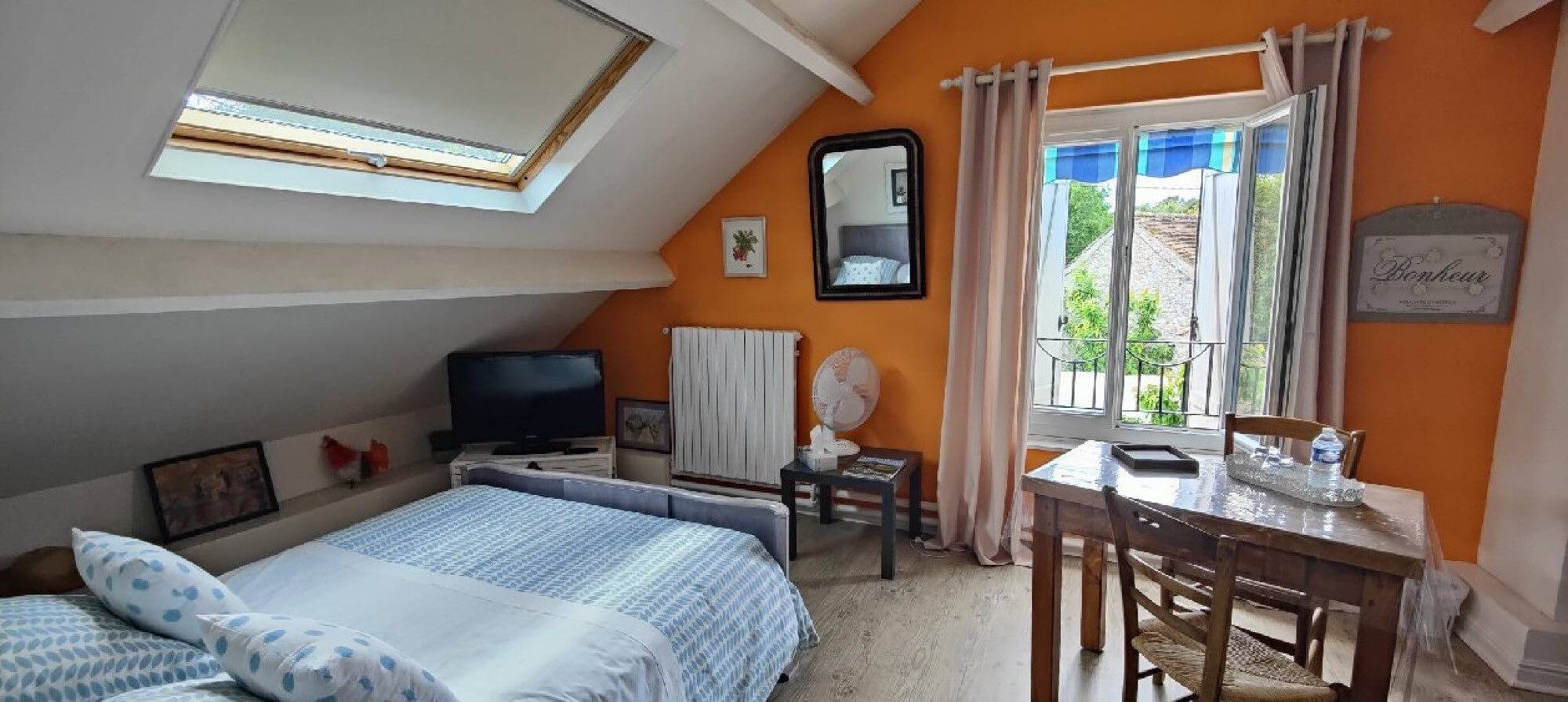 Gästezimmer „Chambre Orange“ mit gemeinsamer Terrasse, Garten und Wlan in Sermaise (Île de France), Essonne
