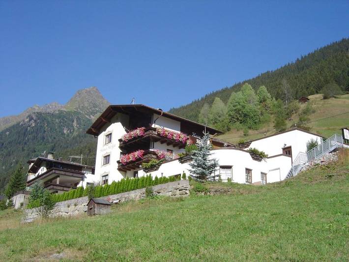 BnB für 12 Personen, mit Balkon und Terrasse sowie Garten und Sauna in Kappl