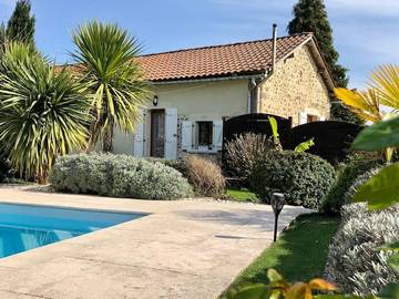 Gîte pour 2 personnes, avec piscine et jardin à Mazerolles
