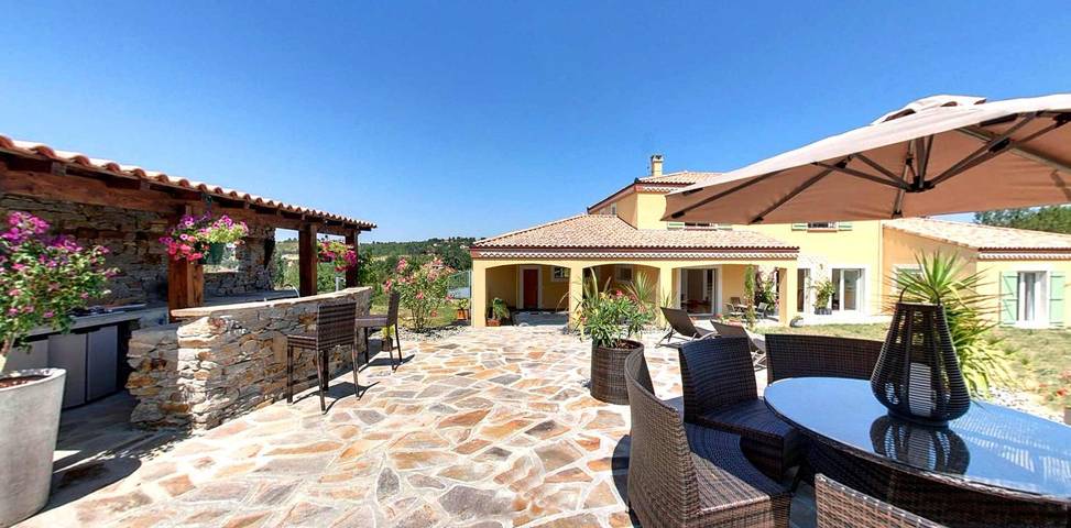 Gîte pour 15 personnes, avec jardin et terrasse ainsi que piscine et jacuzzi, animaux acceptés