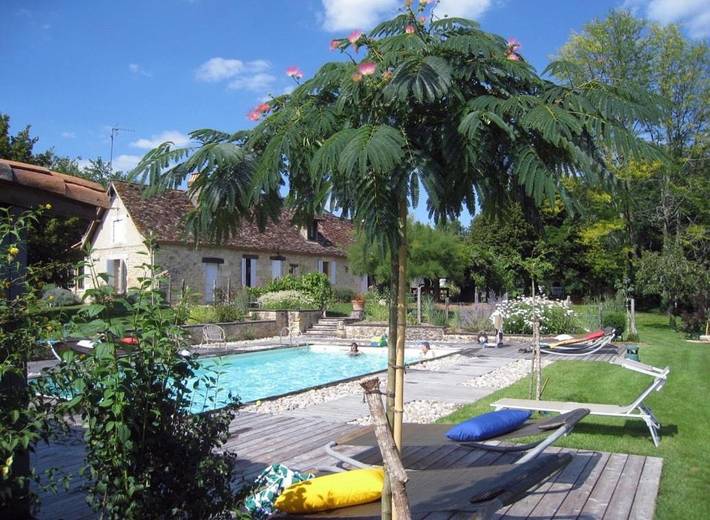 Gîte pour 4 personnes, avec Balcon et Terrasse ainsi que Jardin et Piscine à Saint-Jean-d'Eyraud