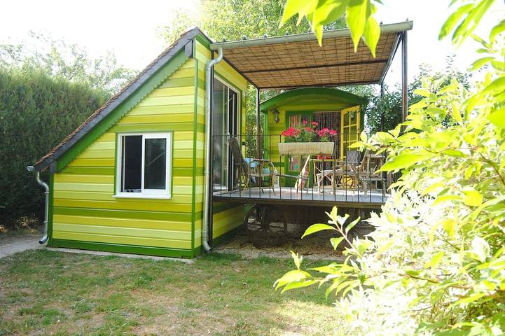 Camping pour 2 personnes, avec jardin ainsi que piscine et terrasse dans l' Aisne