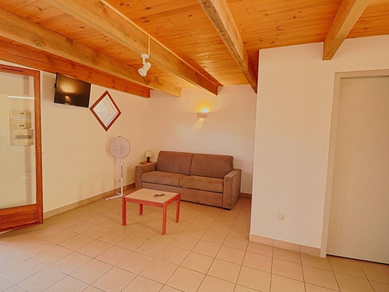 Ganze Wohnung, 3-Zimmer-Wohnung mit Garten, nahe Strand und Geschäften, 6 Schlafplätze, Wlan, Bettwäsche inkl. in Tiuccia, Calcatoggio