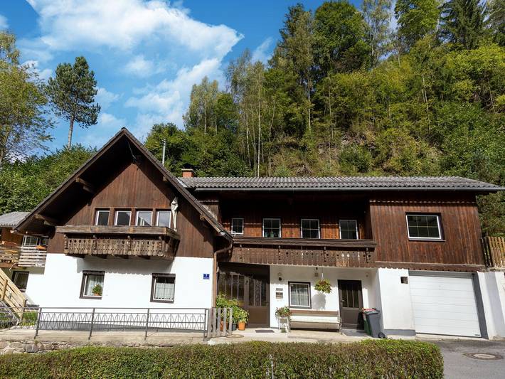 Ferienwohnung für 6 Personen, mit Balkon und Terrasse sowie Garten in Feld am See