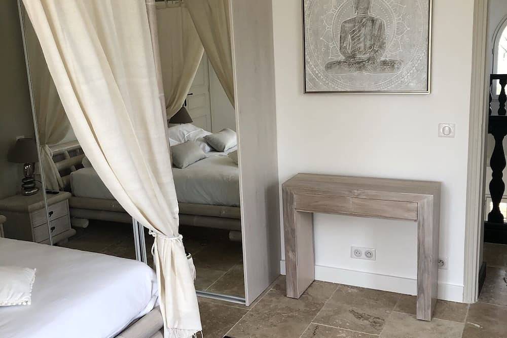 Large charming Bastide- private pool- Air conditioning- Wifi-1.2 km from St Tropez-Vue Mer in Gassin, Draguignan Region