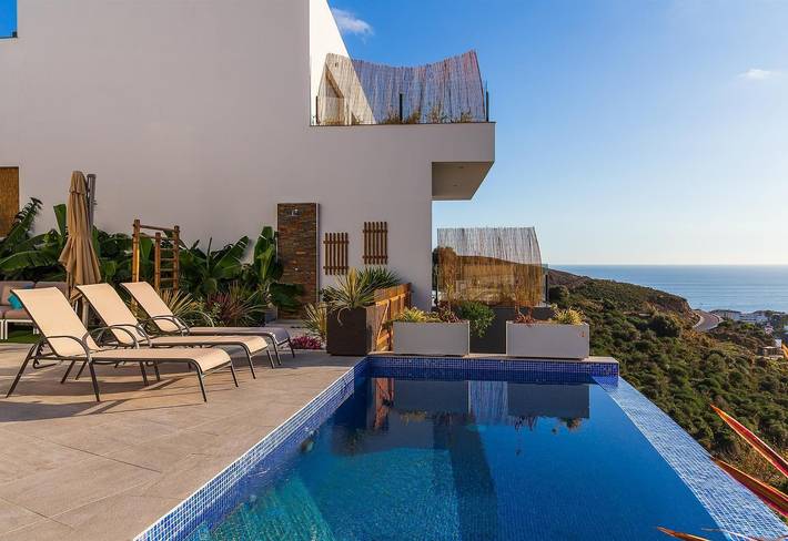 Luxury Villa Celeste Spa Retreat mit Meerblick, Bergblick, Pool, Wi-Fi, Klimaanlage und Terrasse in Torrox Costa, Torrox
