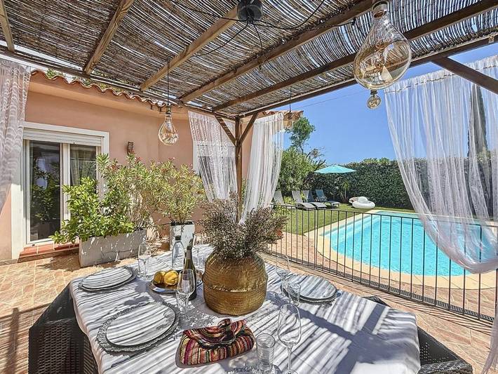 Location de vacances pour 8 personnes, avec vue ainsi que jardin et piscine dans Plage de Fautea