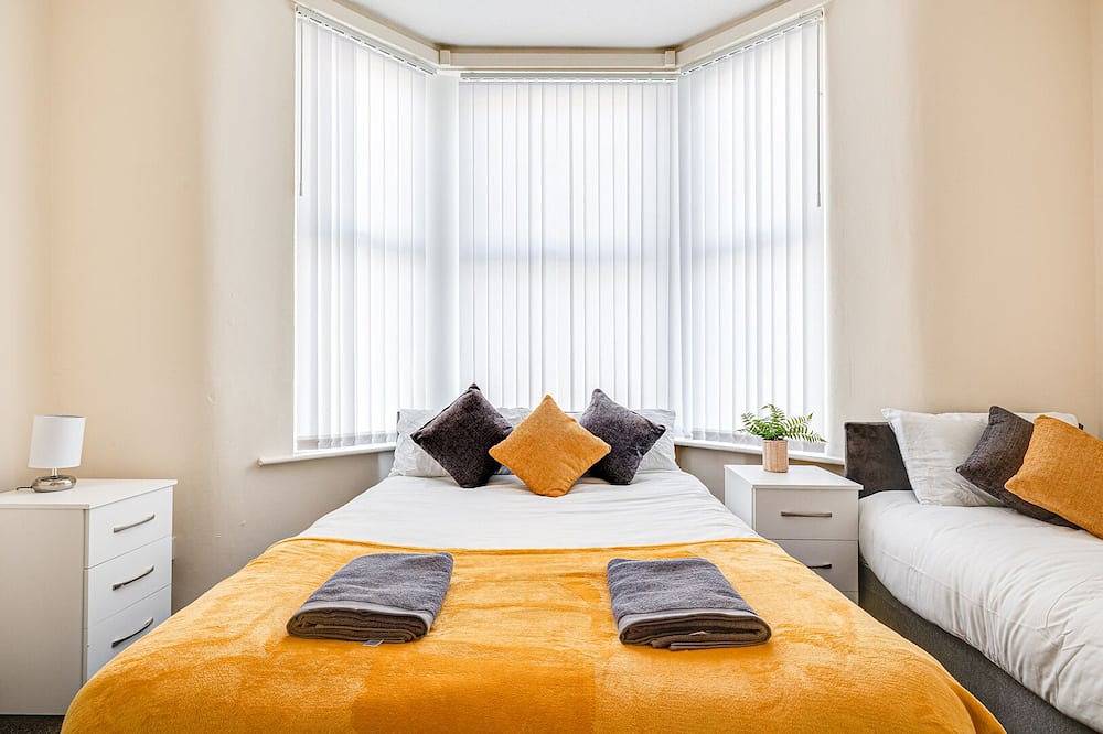 Spacious 5 bed house next to Kirkdale Station in Merseyside
