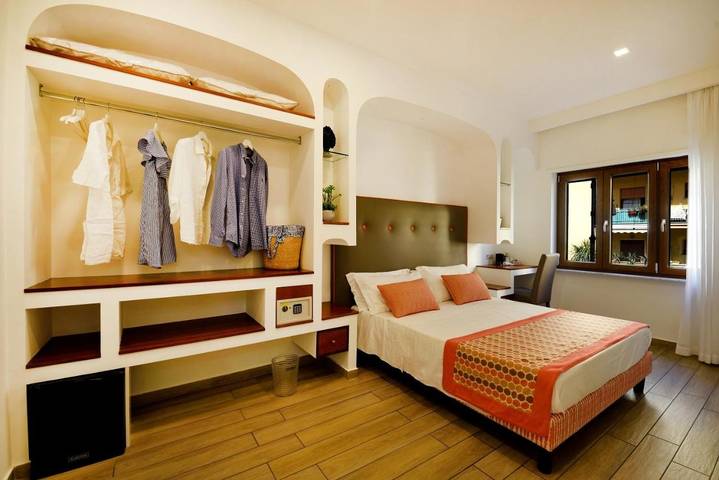Chambre d’hôte pour 8 personnes, avec balcon et vue, adapté aux familles à Sorrento - 2