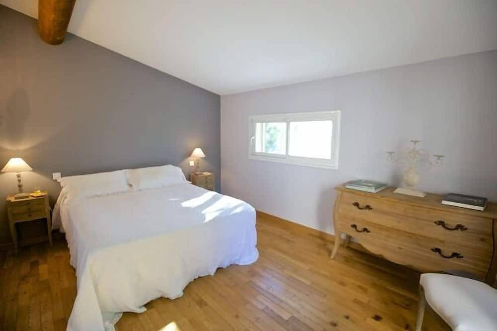 Alter renovierter Schafstall am Fuß eines hochgestellten alten Dorfes in Joucas, Regionaler Naturpark Luberon