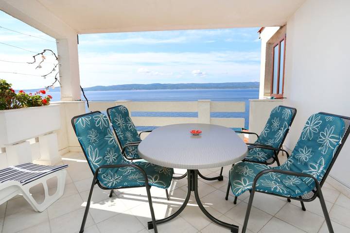 Ganze Wohnung, 1-Zimmer-Ferienwohnung am Strand Pisak, Omis A-1014-d in Pisak, Omis-Riviera