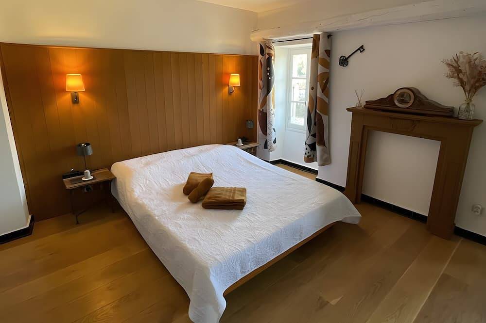 Guest Room 'Le Dolmen' with Shared Pool, Wi-Fi, and Air Conditioning in Saint-Alban-Auriolles, Ardèche
