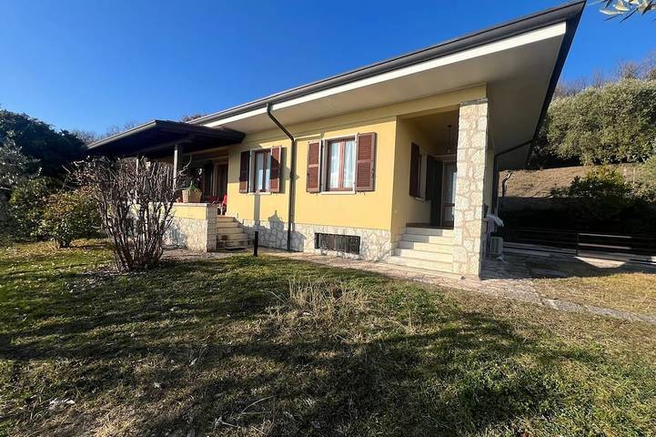Villa für 8 Personen, mit Balkon und Garten in Bardolino