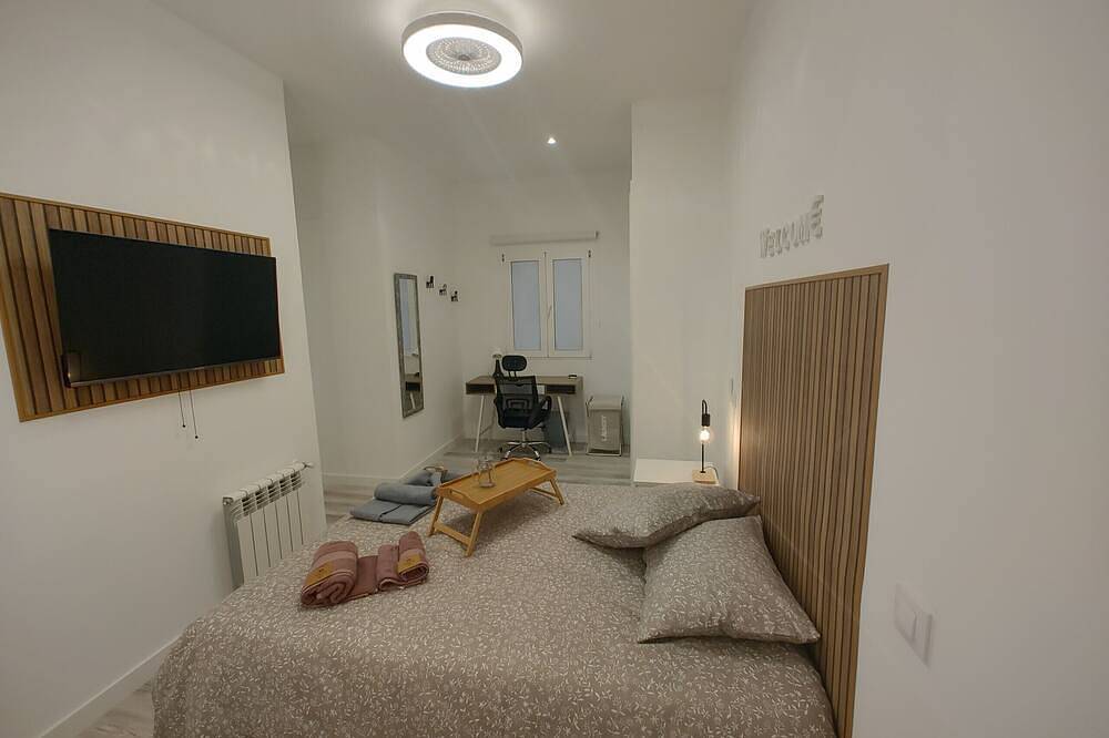 Rome: room with comfort and shared areas Gran Via-Madrid in Centro (Madrid), Madrid