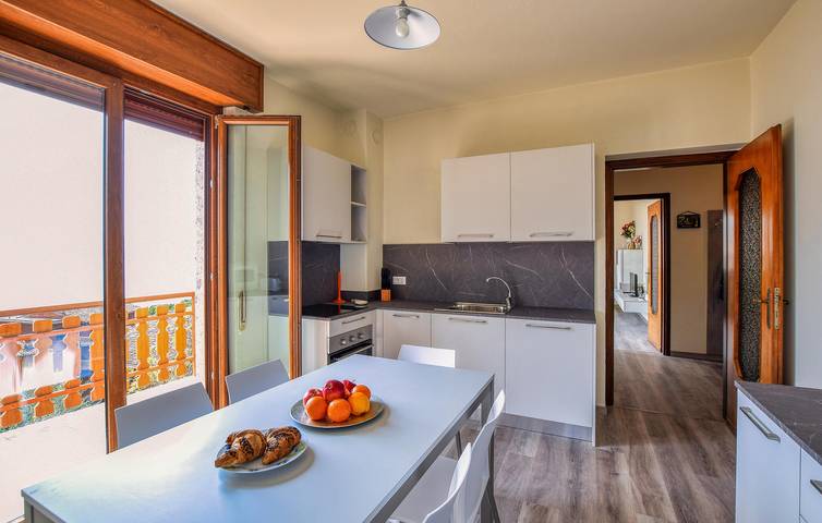 Appartamento intero, Grazioso appartamento di 90mq con garage, terrazza e WiFi, a 800m dal lago d'Iseo in Riva di Solto, Comune di Riva di Solto