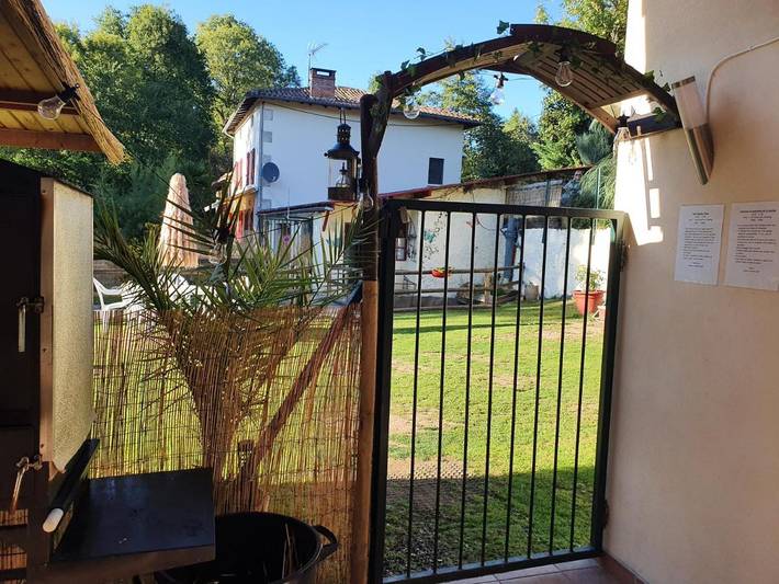 Location de vacances pour 4 personnes, avec vue ainsi que jardin et piscine à Saulgond - 3