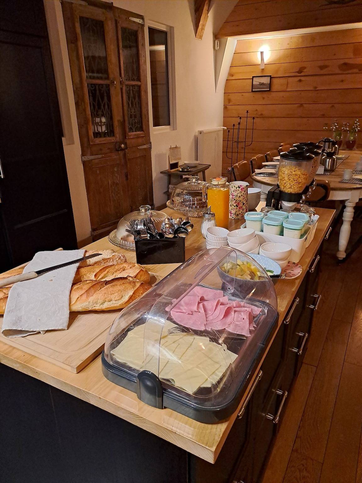 Chambre d’hôtes « La Trouverie - Chambre 4 » avec terrasse, jardin partagés et Wi-Fi in Laqueuille, Parc naturel régional des Volcans d'Auvergne
