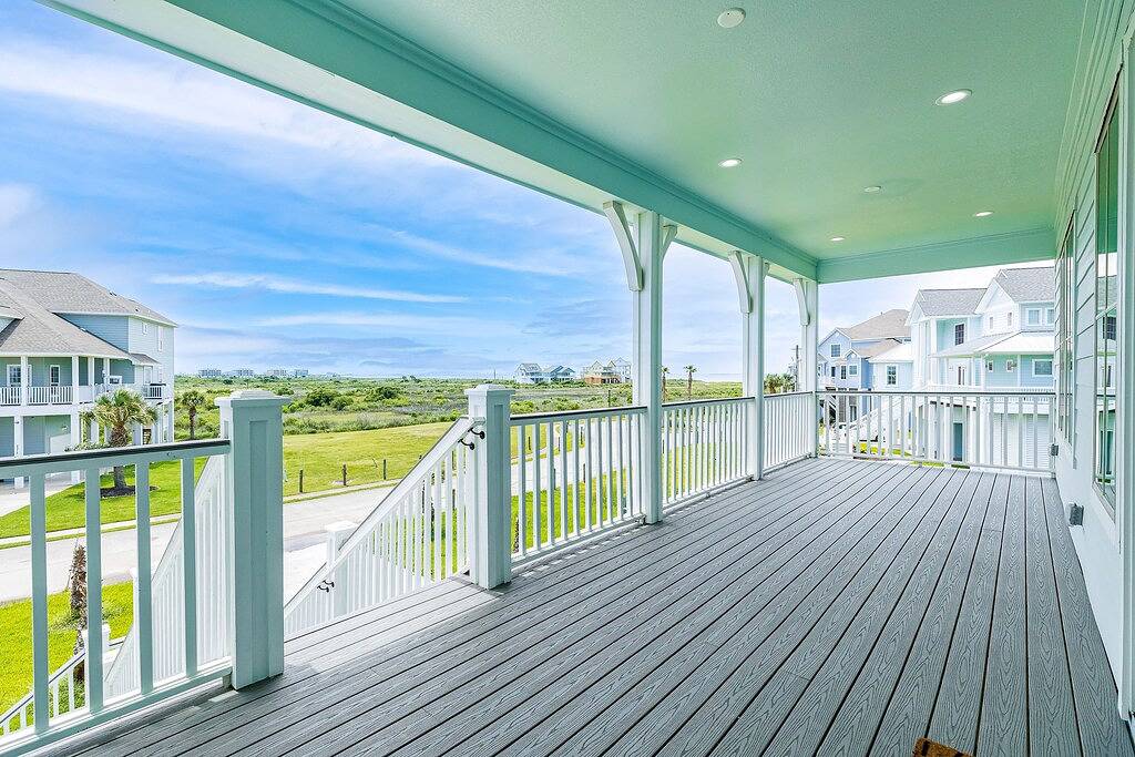 Beautiful bayfront home with pool, hot tub & central Ac in Galveston Island, Galveston