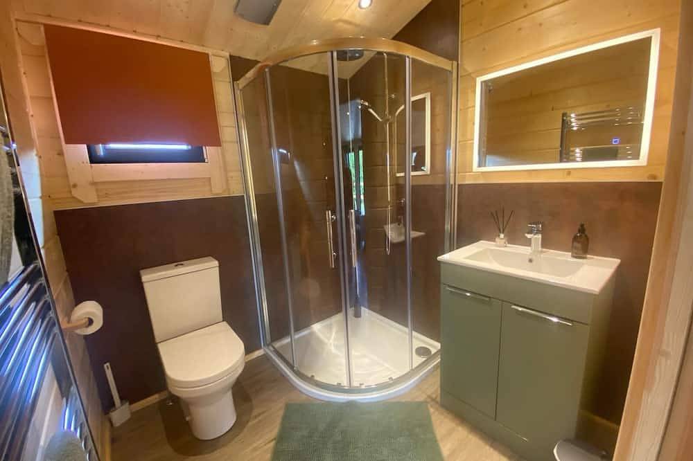 Favourite Lodge with Hot Tub at Kingfisher Lakes | Panoramic Views | Sunny Deck! in Brandesburton, East Riding of Yorkshire