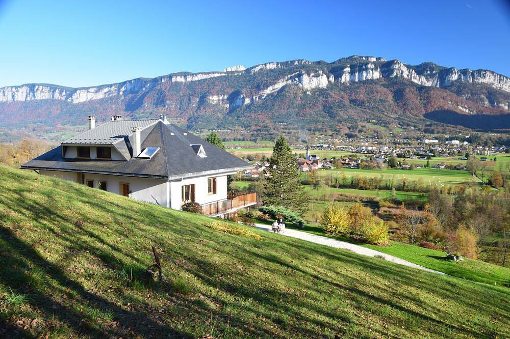 Appartement entier, \"Belle Chartreuse\" : gîte à la campagne avec vue sur les montagnes in Saint-Laurent-du-Pont, Isère