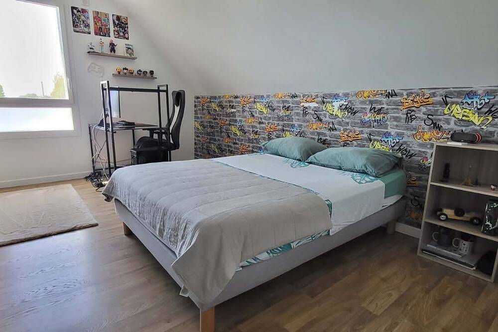Maison avec piscine à 5 min du circuit, toutes équipées, proche commodités. in Changé, Sarthe