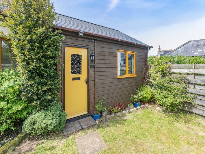 Glamping for 2 people, with garden, with pets in Cornwall