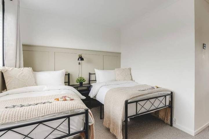 Luxury 2-Bed House in Stevenage Sleeps 6 Free Parking Barefoot & Board in Stevenage, Hertfordshire