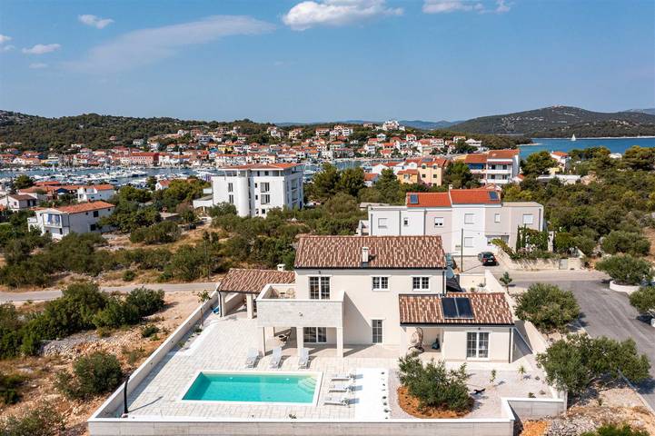 Ferienhaus für 8 Personen, mit Ausblick und Meerblick sowie Garten und Pool in Jezera - 3