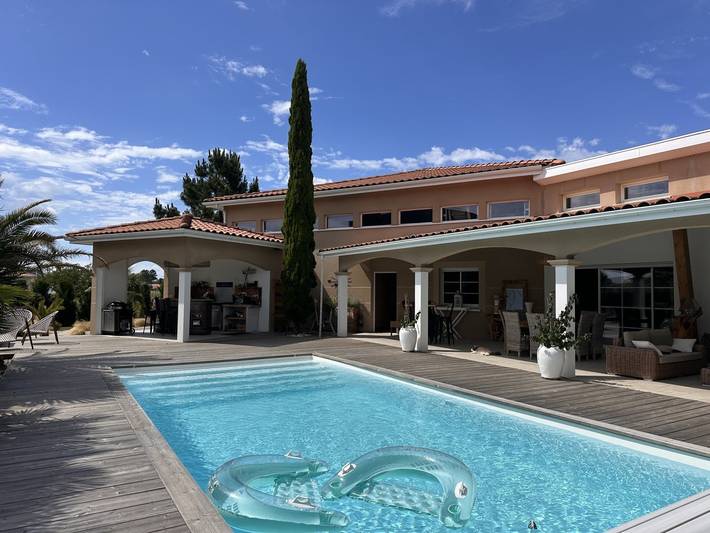 Chambre d’hôte pour 2 personnes, avec piscine ainsi que jacuzzi et jardin