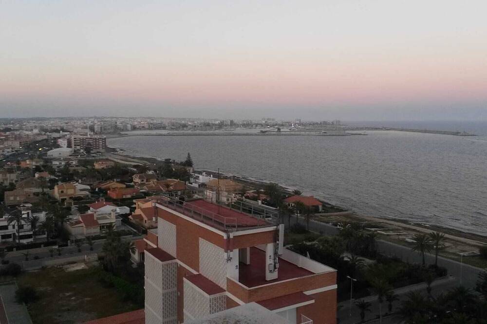 Entire apartment, Holiday home with pools, balcony, Uk Tv, aircon, free wi-fi, lovely ocean views! in Mar Azul Torrevieja, Torrevieja