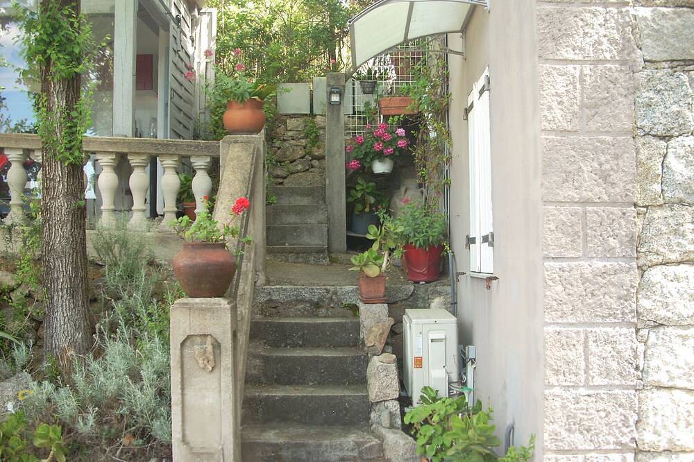 Chambre indépendante climatisée, cuisine d'été accessible  avec marches, piscine in Sartène, Arrondissement de Sartène
