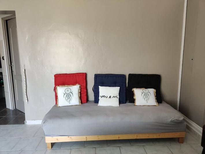 Gîte pour 3 personnes, avec piscine à Sénas - 2