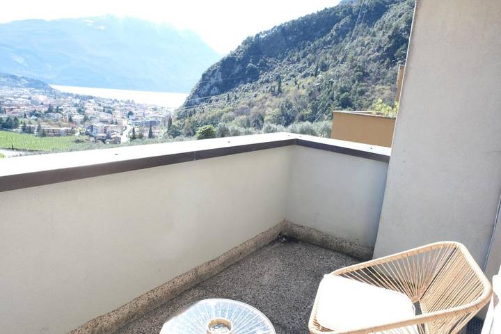 Loft per 4 persone, con Balcone e Terrazza nonché Giardino e Piscina a Riva del Garda